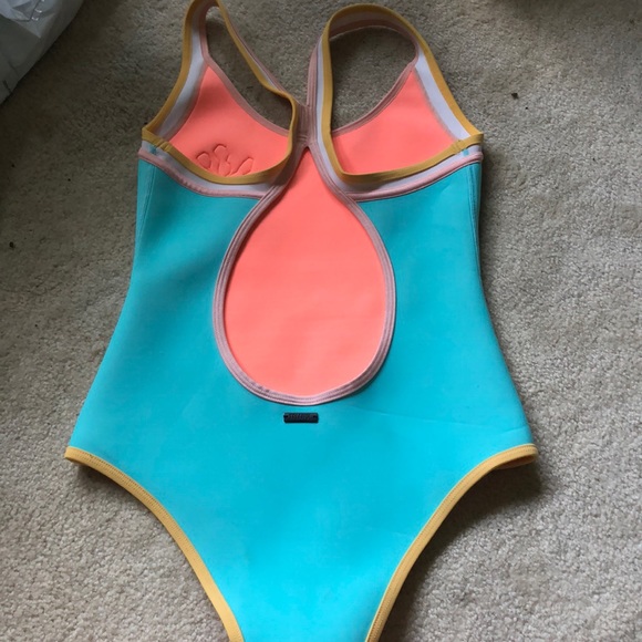 Triangl one piece - Picture 2 of 3